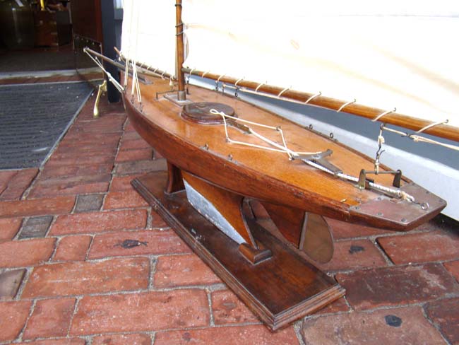 A fine plank-on-frame English gaff-rigged racing pond boat circa 1930 named 'Margharita — image 3